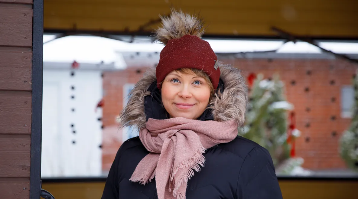 Eerika Väisänen työpaikkansa pihalla talviaikaan.