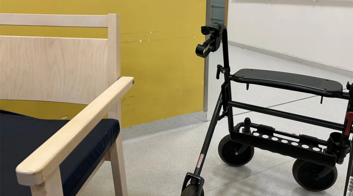 Iäkkäitä, kehitysvammaisia sekä mielenterveys- ja päihdeasiakkaita hoitaviin ympärivuorokautisiin asumispalveluihin on tulossa ennalta ilmoittamattomia tarkastuskäyntejä. Kävelytuki asumispalvelun käytävällä.