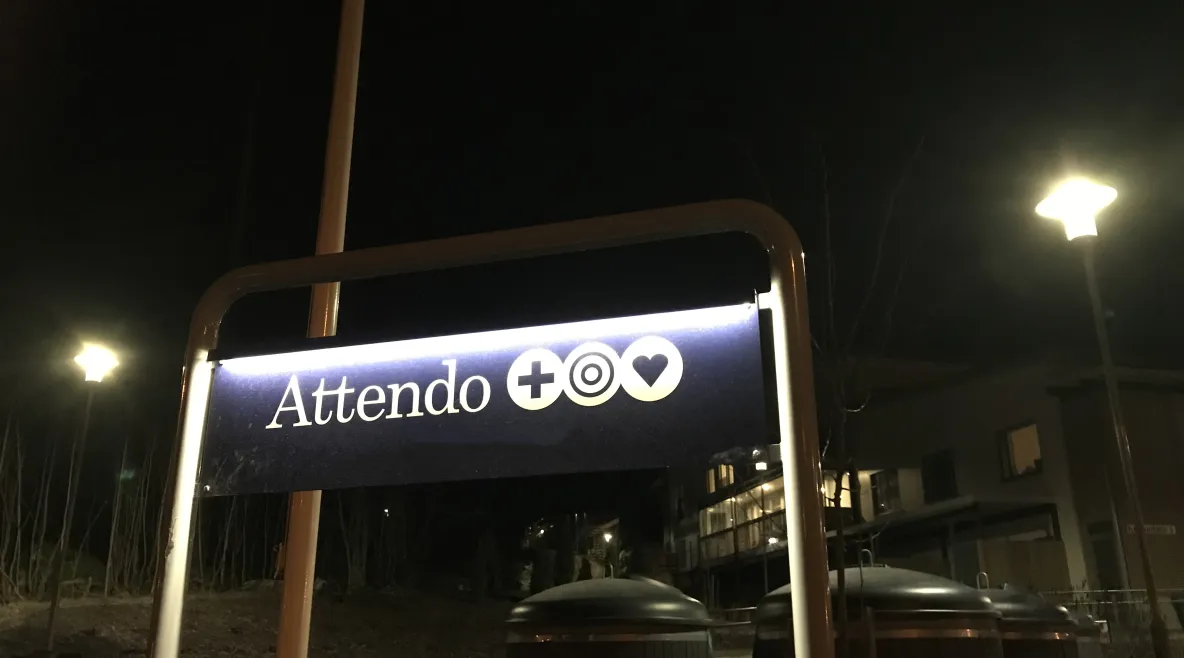 Attendo-kyltti pimeässä. 