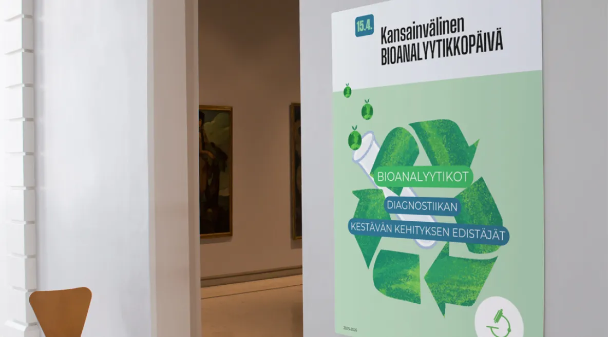 Bioanalyytikot voivat vähentää laboratorioiden ympäristökuormitusta arjen valinnoilla. Bioanalyytikkopäivän juliste huoneen seinällä.