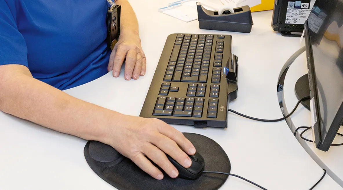 Hoitaja näyttöpäätteen ja näppäimistön ääressä. Chat-vastaanotto helpotti hoitoon pääsyä.