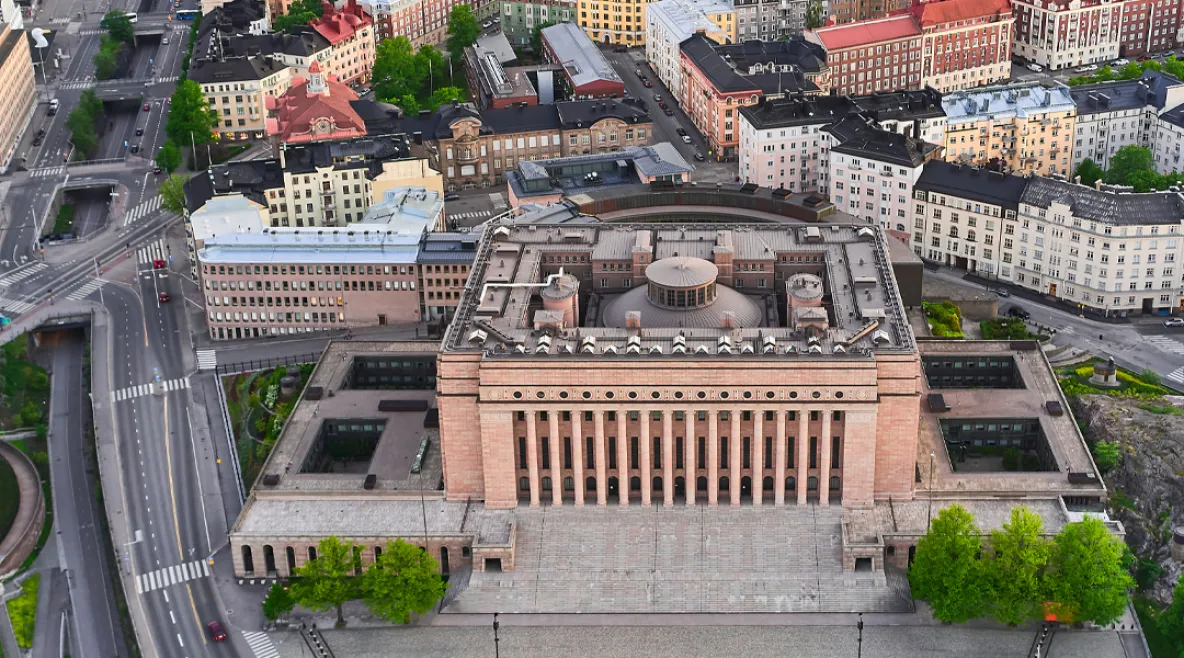 Ilmakuva edukuntatalosta Helsingissä. Eduskunta päätti helpottaa määräaikaisuuksia.