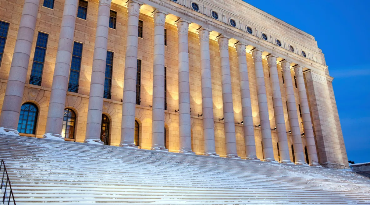 Eudskuntatalon portaat lumipeitteessä talvella kuvattuna.