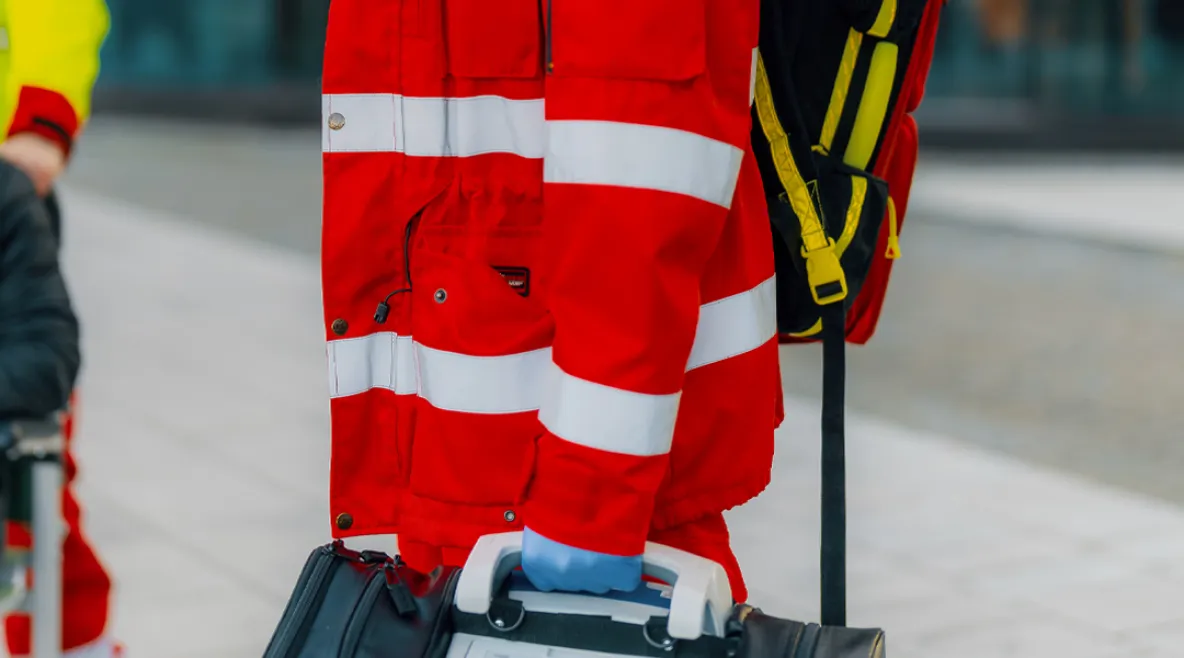 Ensihoitaja työvarustuksessaan.