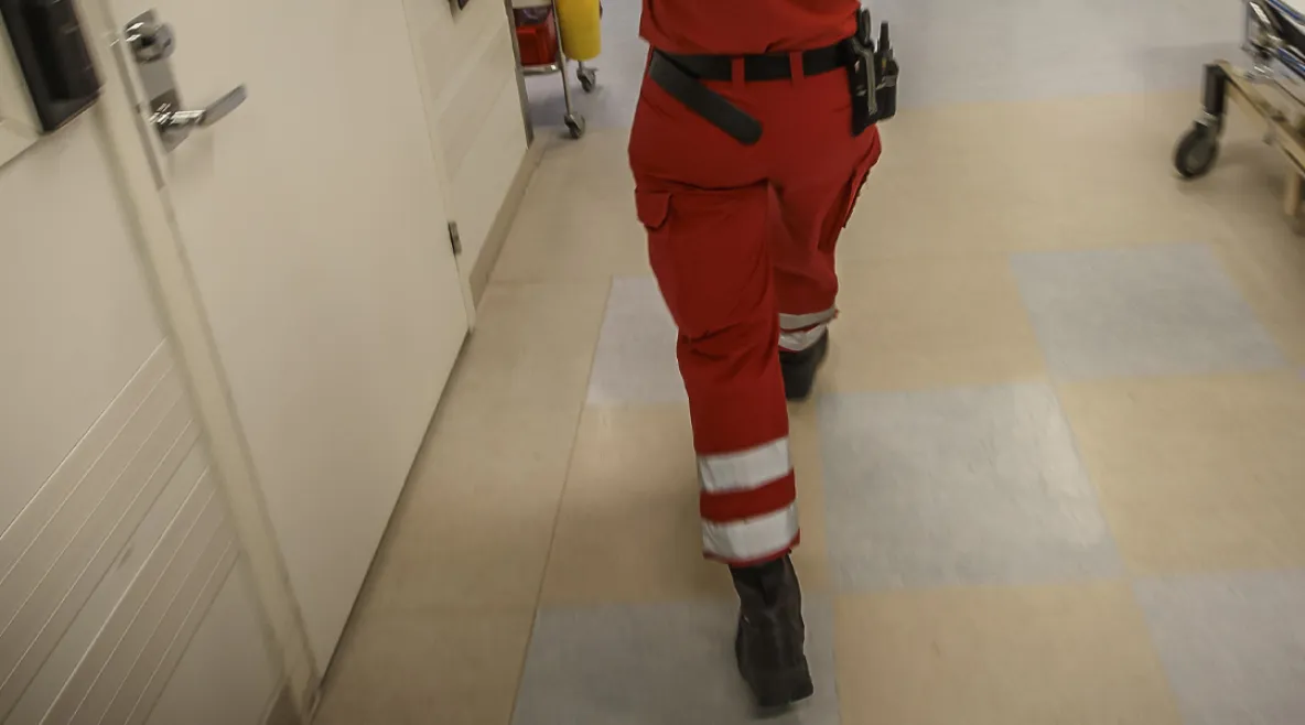 Ensihoitoja kävelee käytävää