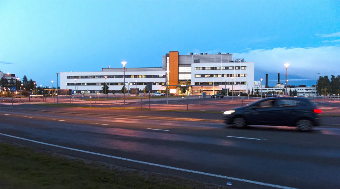 Seinäjoen keskussairaala ulkoapäin kuvattuna. Auto ajamassa rakennuksen ohi.