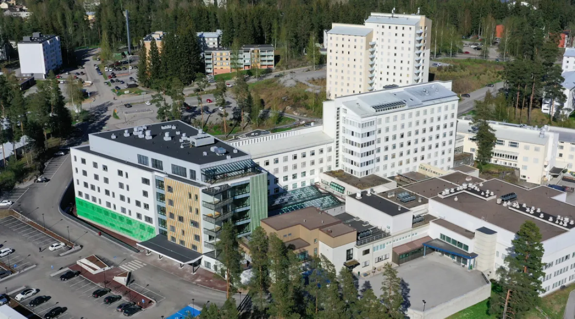 Etelä-​Savon hyvinvointialue on käynnistänyt yhteistoimintaneuvottelut. Ilmakuva Savonlinnan sairaalan rakennuksista.