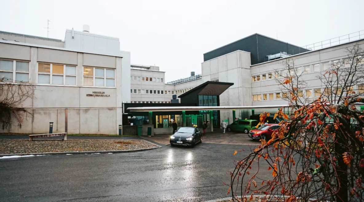 Mikkelin keskussairaala kuvattuna syksyisessä kelissä ulkoapäin.