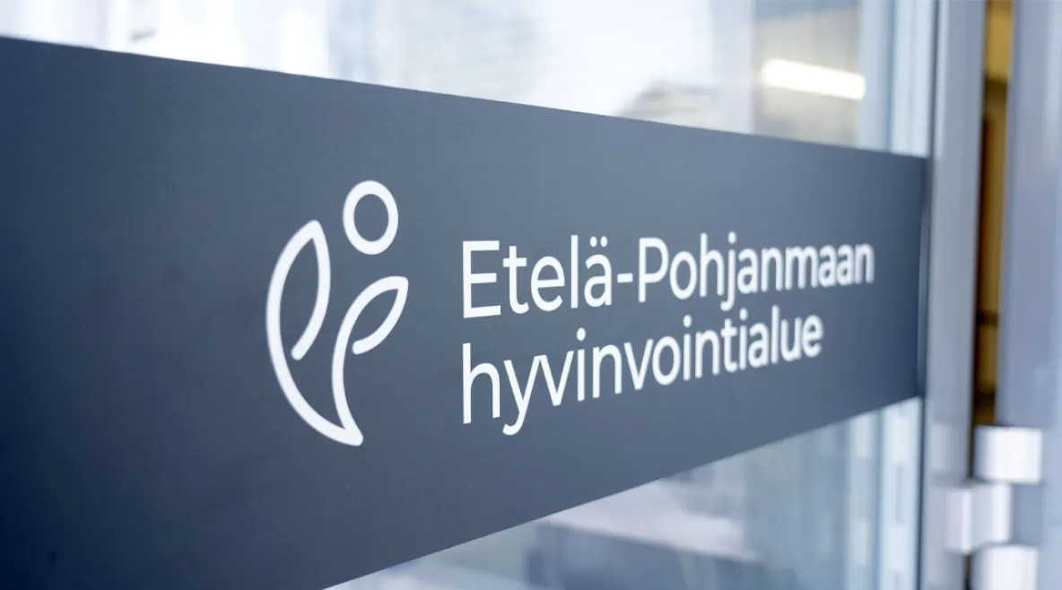 Etelä-Pohjanmaan hyvinvointialueen teksti ovessa.