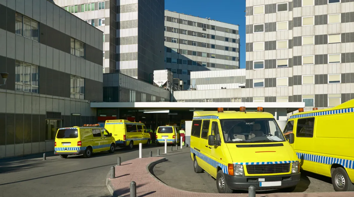 WHO:n mukaan Euroopassa tarvitaan terveydenhuoltoon tarvitaan seuraavan seitsemän vuoden aikana yhteensä vähintään miljoona uutta hoitajaa ja lääkäriä. Espanjalaisen sairaalan pihassa ambulansseja.