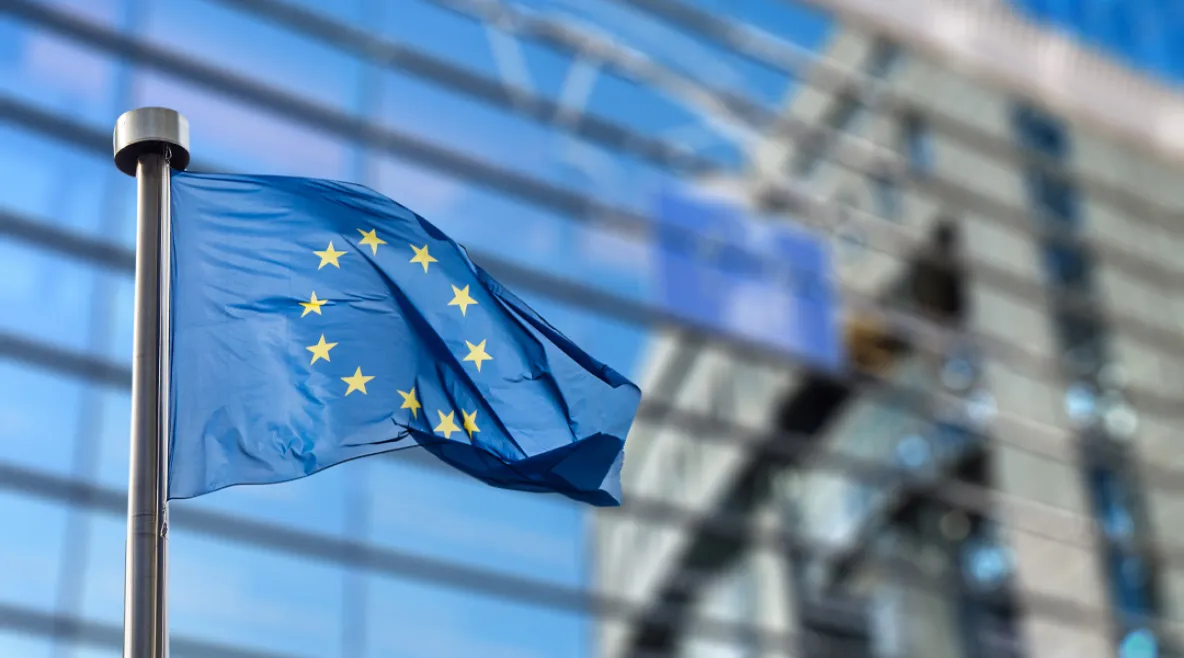 Euroopan unionin lippu. Lupa- ja valvontavirasto on ottamassa käyttöön järjestelmän, joka tukee EU:n rajat ylittävää tietojenvaihtoa.