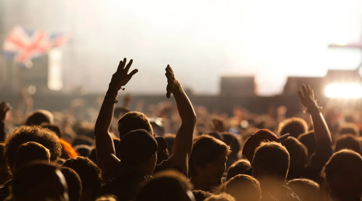 Teemme juttua tehyläisistä, jotka tekevät vapaaehtoistyötä kesän tapahtumissa. Lähdetkö mukaan festareille, leireille tai suurtilaisuuksiin auttamaan? Ilmianna itsesi! Kuvassa festariyleisöä fiilistelemässä musiikkikeikkaa.