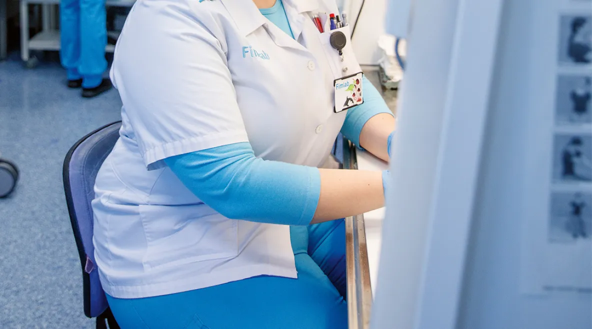 Laboratorioyhtiö Fimlabin muutosneuvottelut ovat päättyneet. Henkilöstöä vähennetään osa-aikaistamisten ja eläkkeelle siirtymisten lisäksi irtisanomisilla. Kuvassa hoitaja käsittelemässä näytteitä.