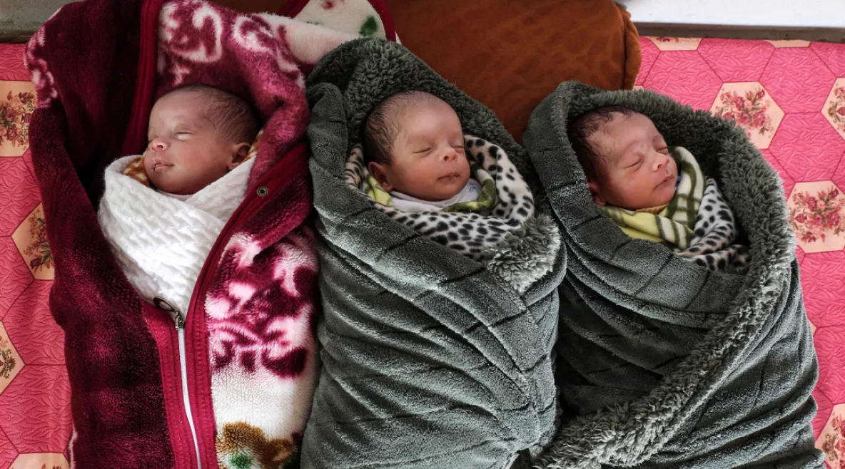 Kolme vastasyntynyttä vauvaa nukkuu peittoihin käärittyinä vierekkäin Gazassa Khan Yunisissa.