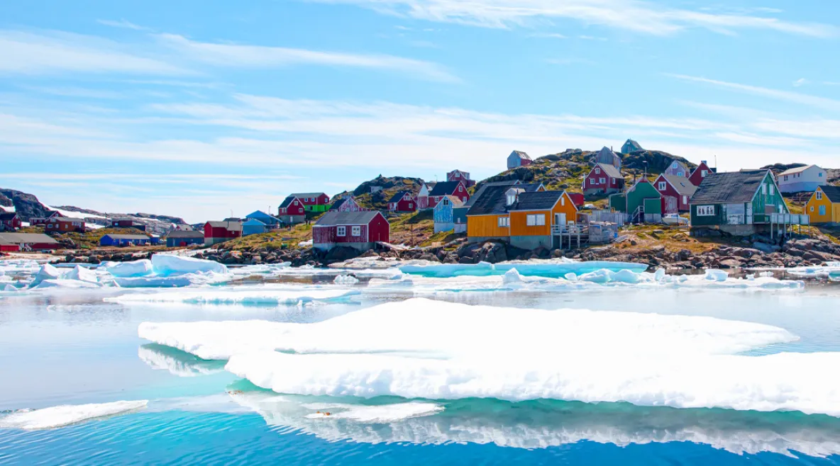 Värikäs Kulusukin kylään Itä-Grönlannissa. Värikkäitä taloja jäisen meren keskellä saarella.