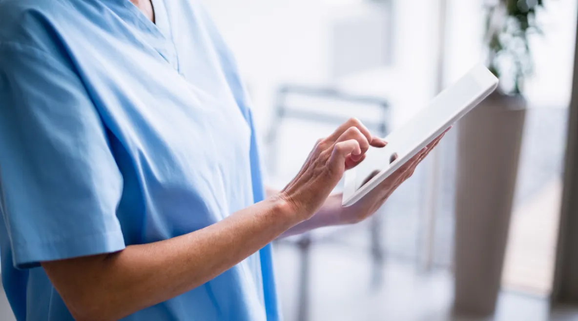 15 sairaanhoitajaa täydensi tutkintoaan suomalaisia osaamisvaatimuksia vastaavaksi Hämeen ammattikorkeakoulussa osana valtakunnallista SAILA-hanketta. Sairaanhoitaja katsoo tabletilta tietoja.