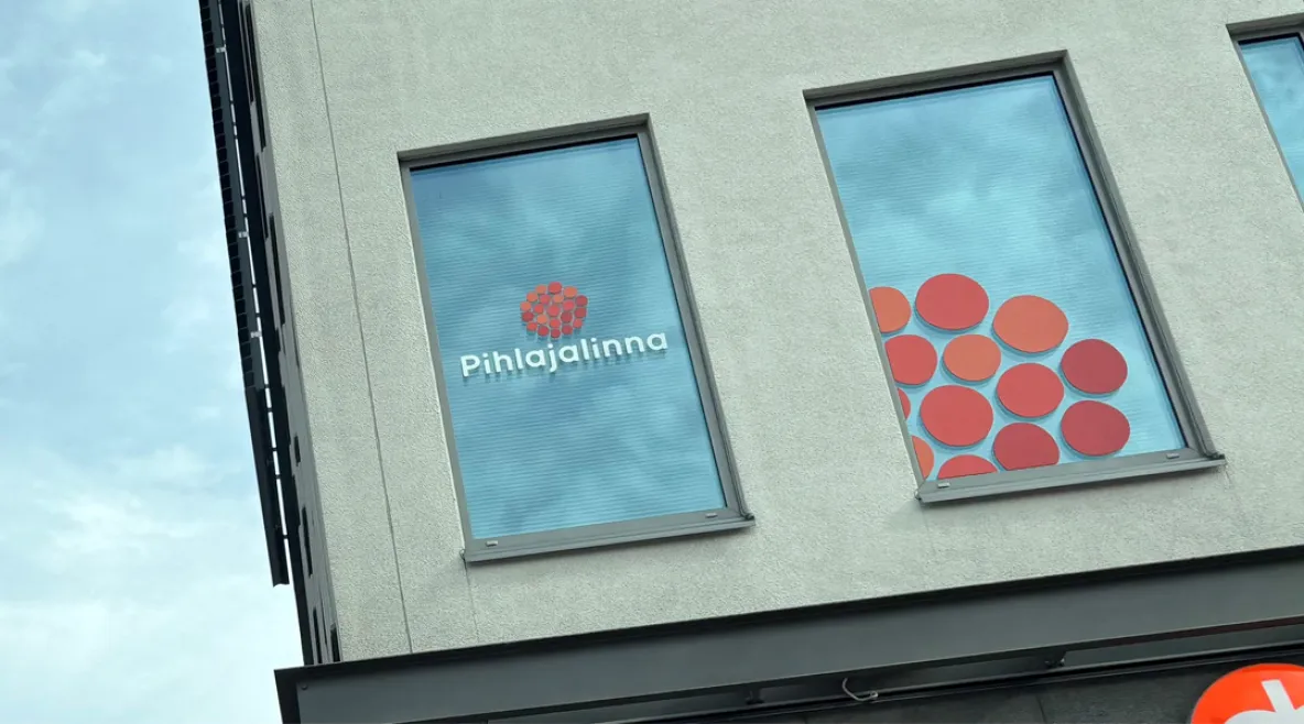 Hovioikeus alensi hammashoitajalle maksettavia syrjintäkorvauksia. Pihlajalinnan logo rakennuksen ikkunassa.