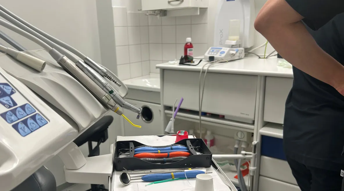 Pöydällä hammashoidon instrumentteja.