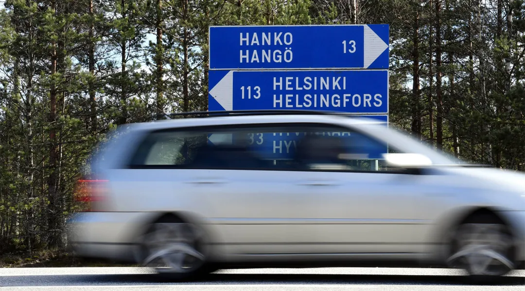 Auto ajaa Hanko- ja Helsinki-kylttien ohi. 