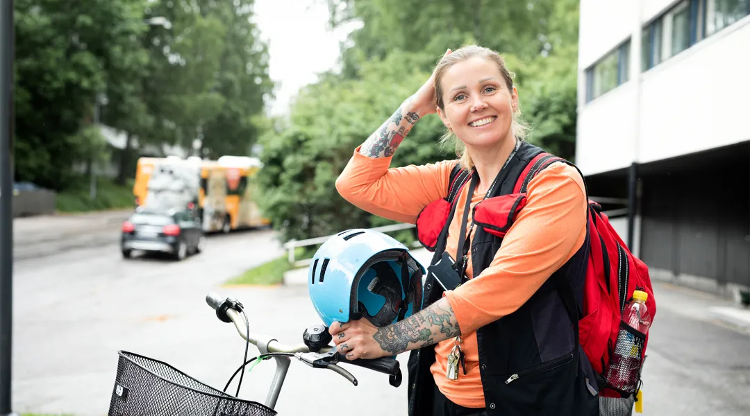 Jenny Belitz-Henriksson taluttaa polkupyörää.