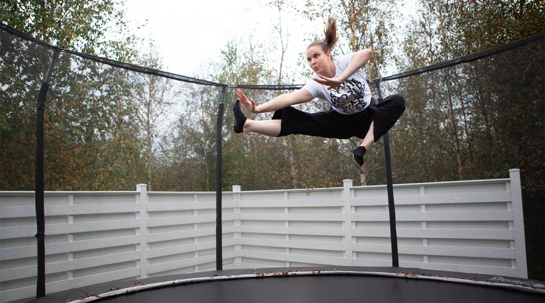 Pauliina Kukkonen hyppii kotipihansa trampoliinilla.