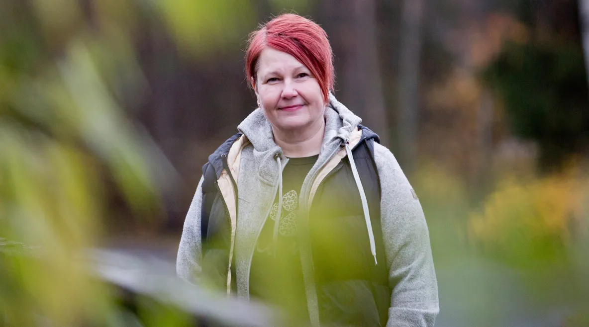 Lastenhoitaja Jaana Olsen puolilähikuvassa ulkona. 