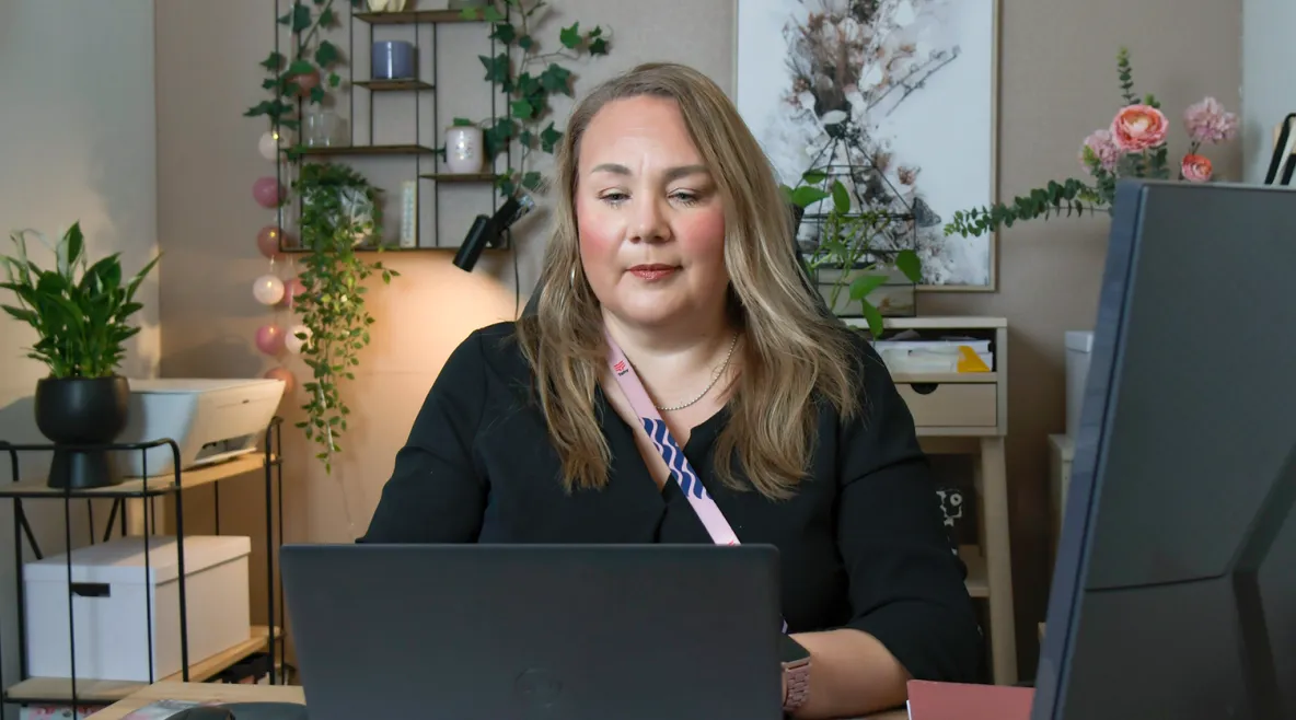 Essi Laaksonen tietokoneen ääressä.