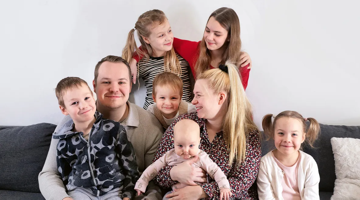 Rosenbergin perhe istuu sohvalla.