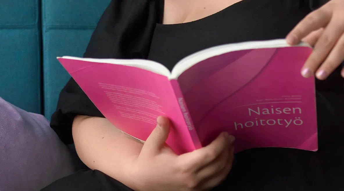 Opiskelija lukee kirjaa.