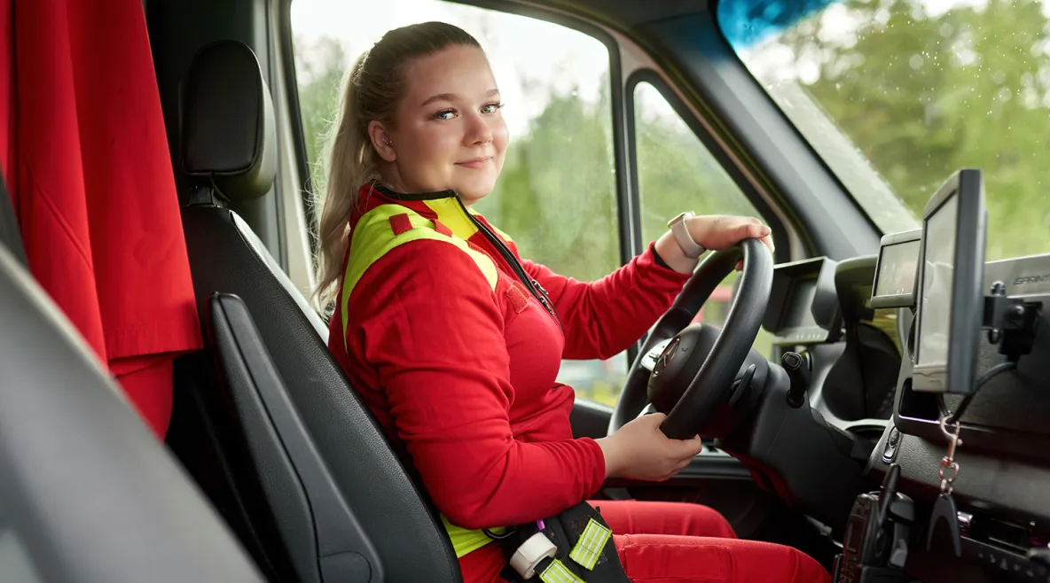 Vilma Karjalainen ajaa ambulanssia.
