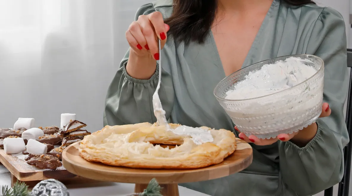 Kylmäsavulohikranssi, jota Renin Väänänen parhaillaan valmistaa.