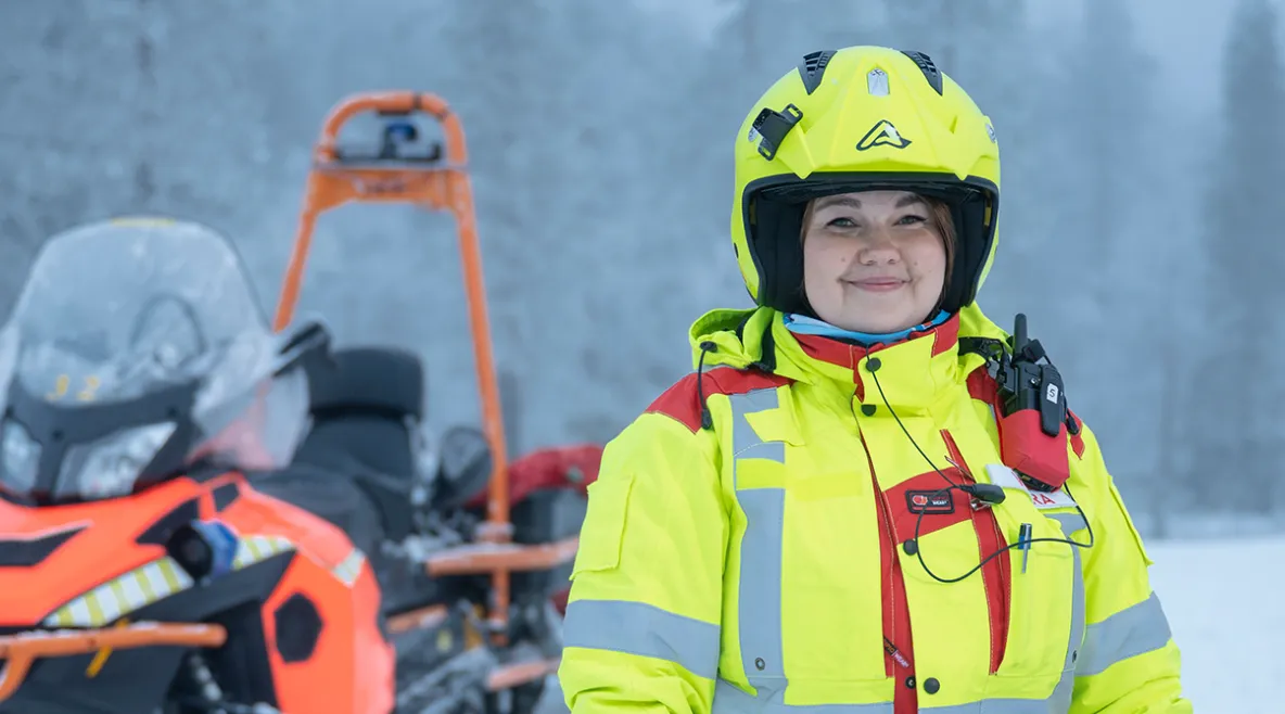 Veera Pitkänen talvimaisemissa.