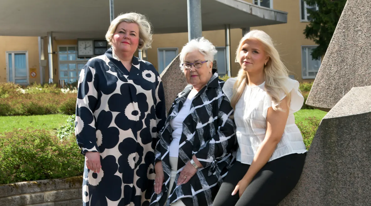 Leena Jokinen-Anttila, Inkeri Jokinen ja Fanni Anttila vierekkäin.