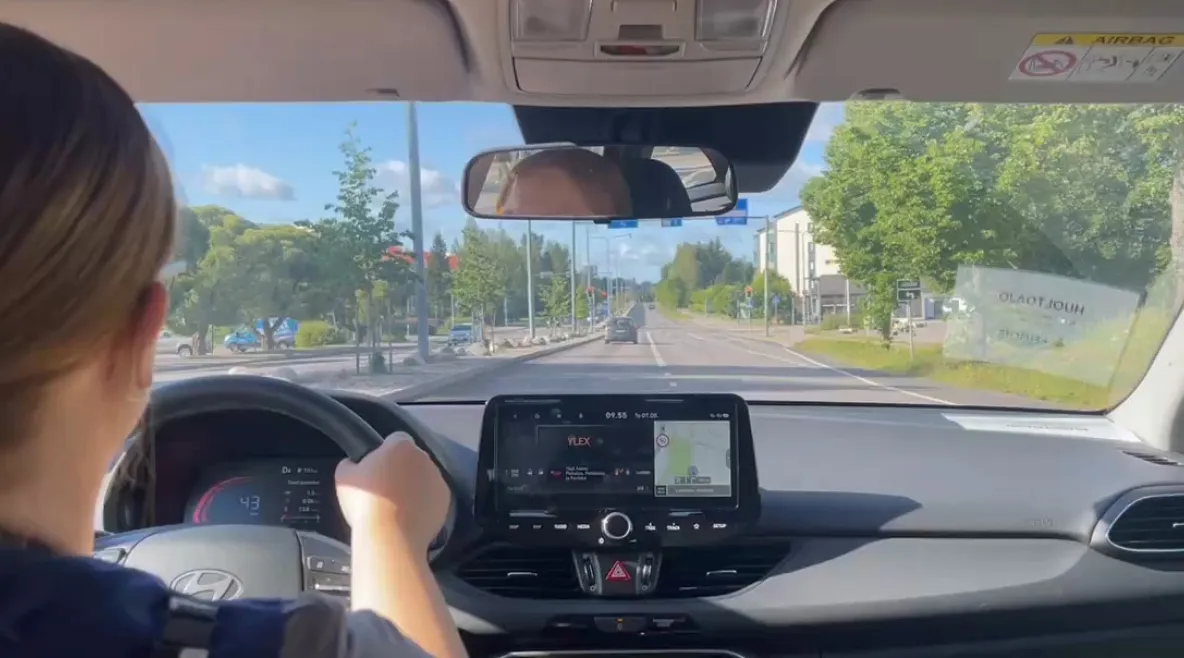 Laura Haapasalo auton ratissa.