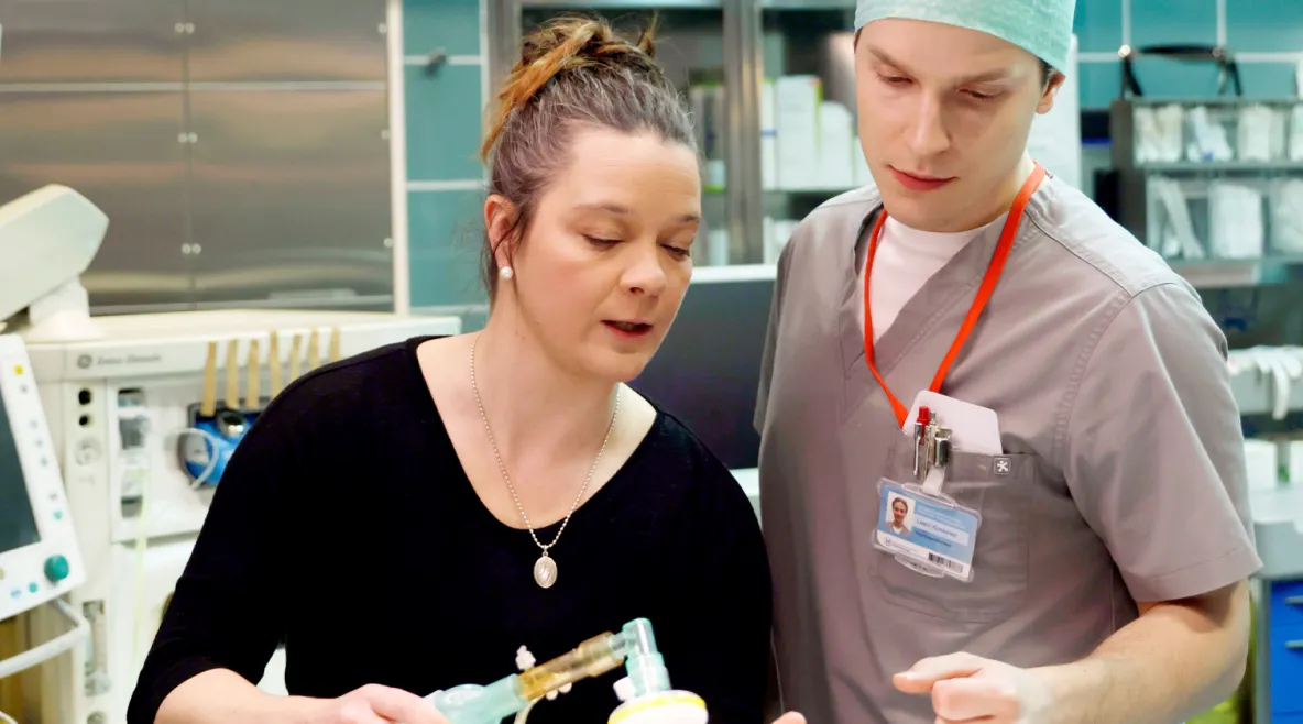 Anestesia- ja perfuusiohoitaja Hanna Heikkilä Syke-elokuvan kuvauksissa.