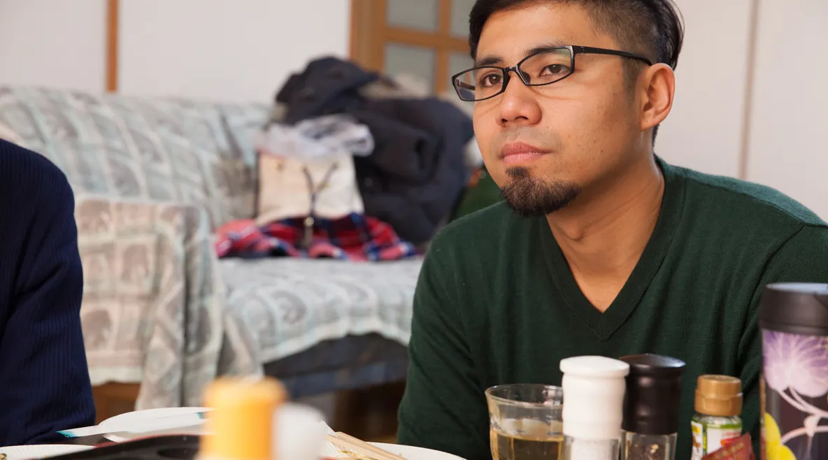 Nuori mies kotonaan.