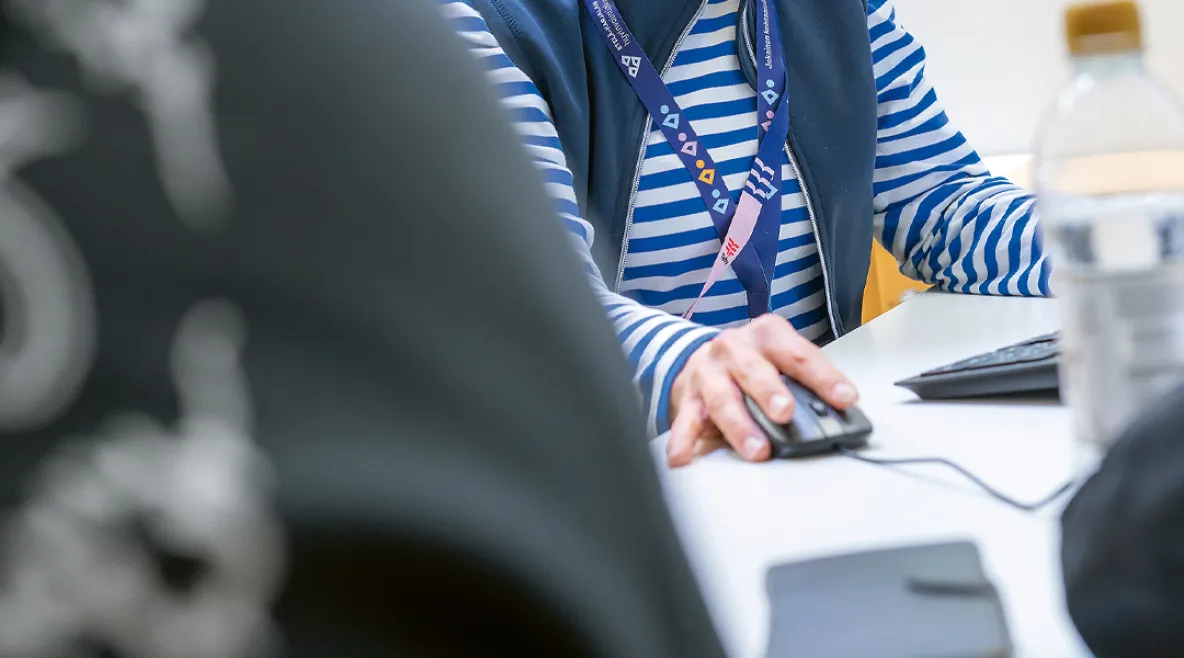 Hoitajat kantavat yhä suurempaa vastuuta yhteispäivystyksissä ja kiirevastaanotoilla. Hoitaja kirjaamassa tietoja koneelle.