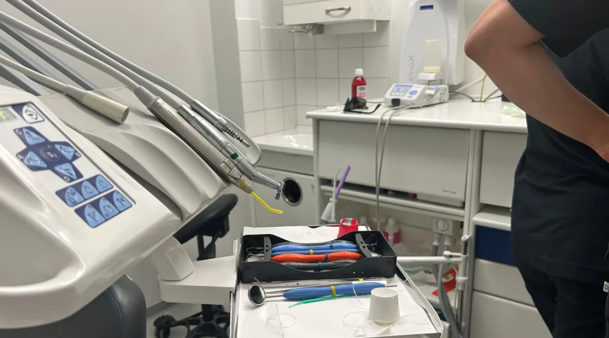 Instrumentteja pöydällä hammashoitajan vastanaotolla.