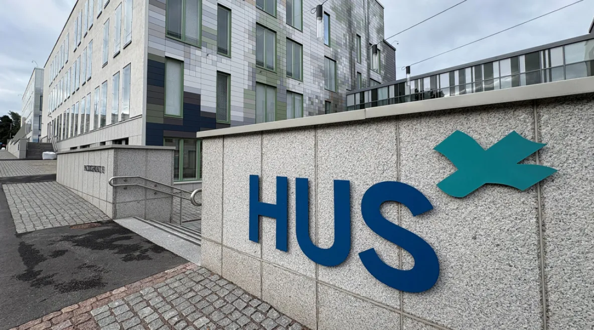 Hus vei yli 500 hoitajan palkanalennukset työtuomioistuimeen. Husin logo rakennuksen kivisessä seinässä.