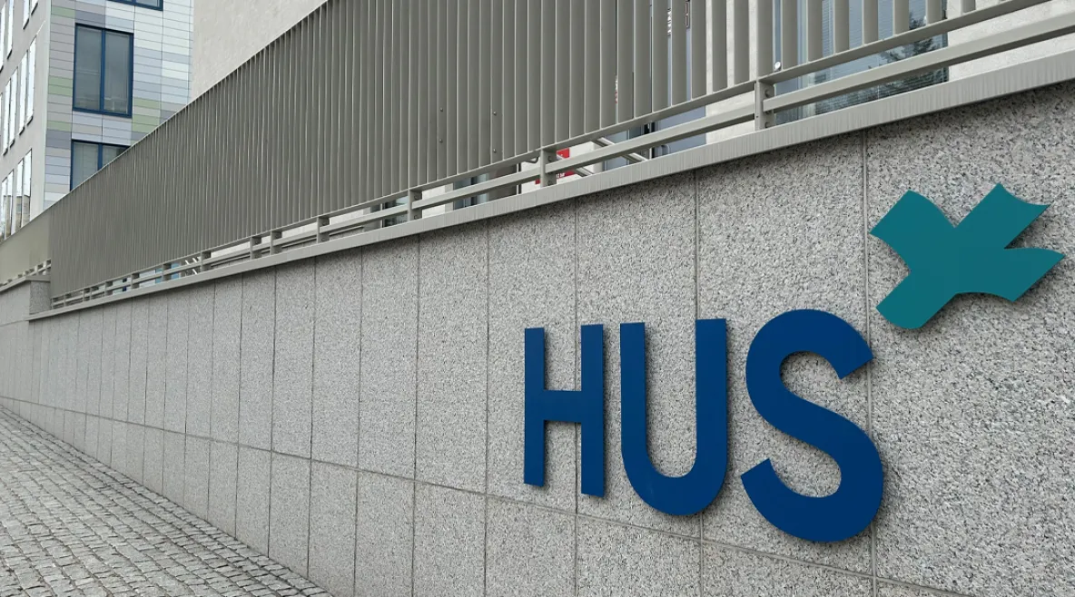 Hus-logo rakennuksen seinässä. Tehy vie Husin palkkasotkut työtuomioistuimeen