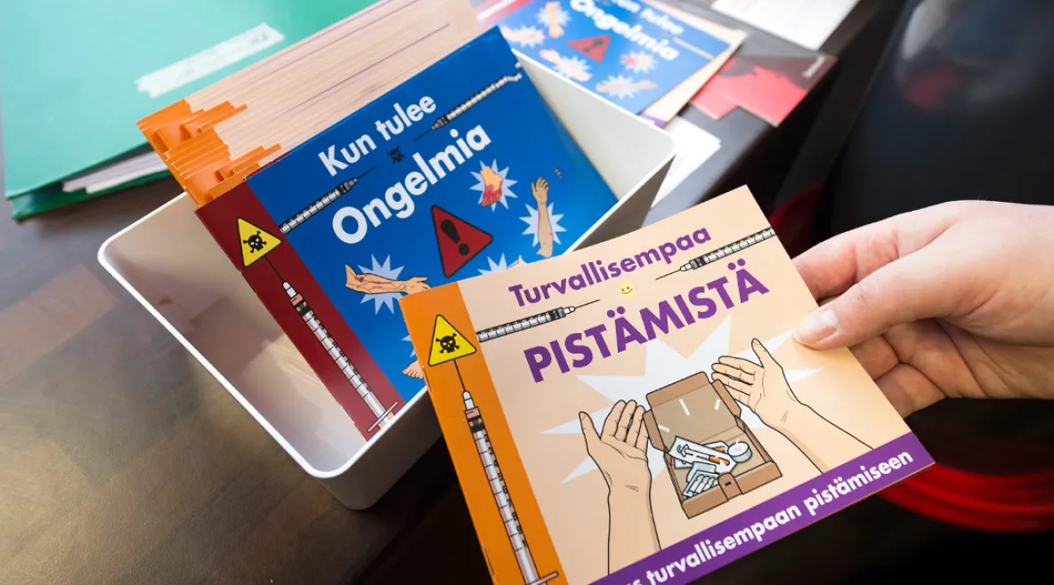 Oppaita huumausaineiden käyttäjille ja katkaisuhoidossa oleville pinossa pöydällä.
