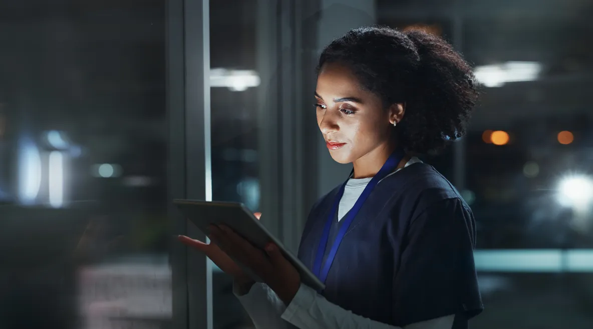 Hoitaja työpaikalla yöllä.