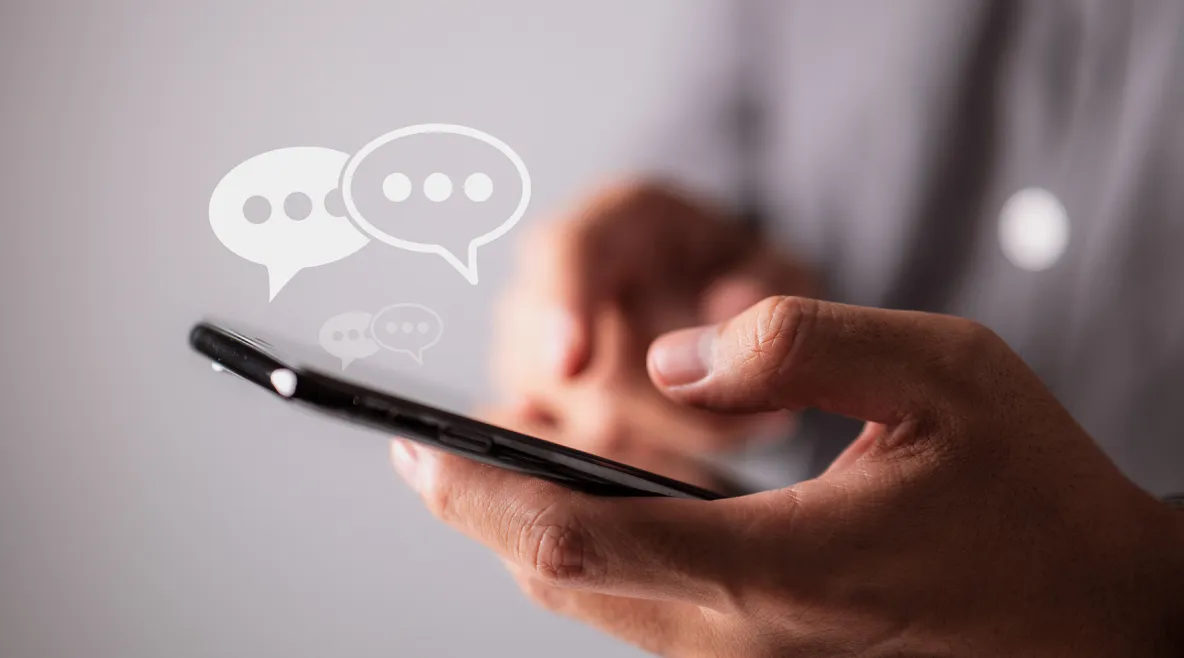 Käsissä kännykkä