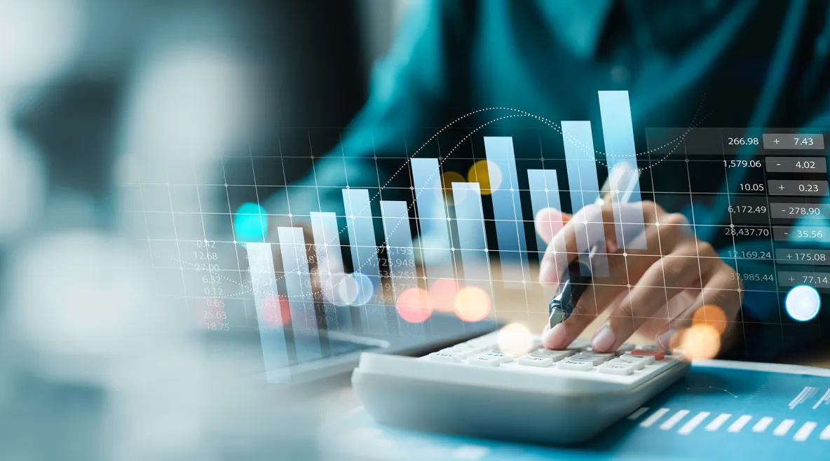 Naisen kädet laskukoneella.