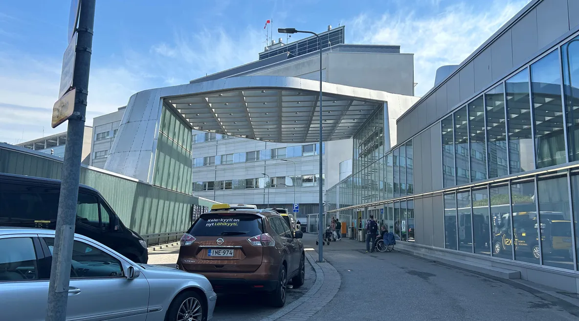 Meilahden sairaalan pääovi Helsingin yliopistollisessa sairaalassa