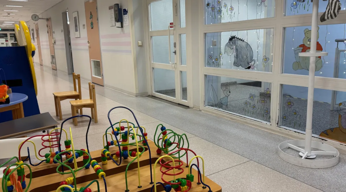 Lasten leluja sairaalan käytävällä.