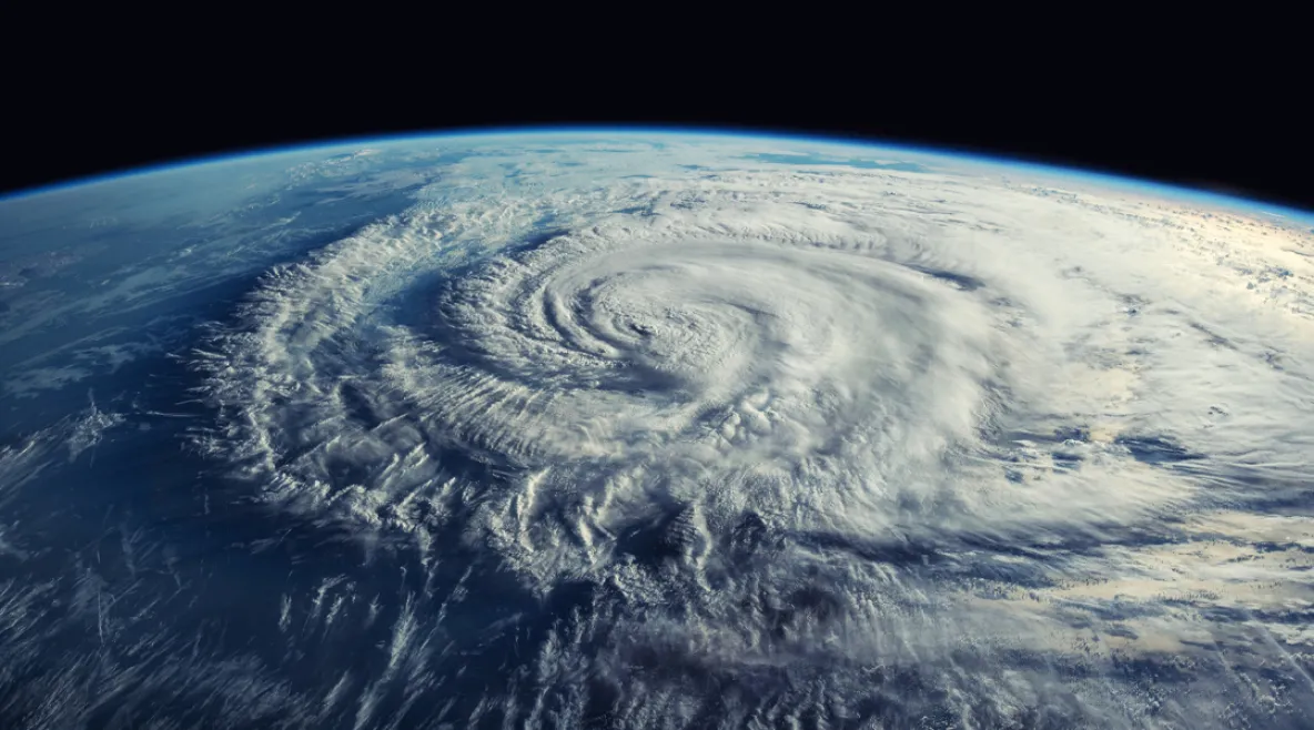 Trooppinen hurrikaani valtameren yllä avaruudesta katsottuna.