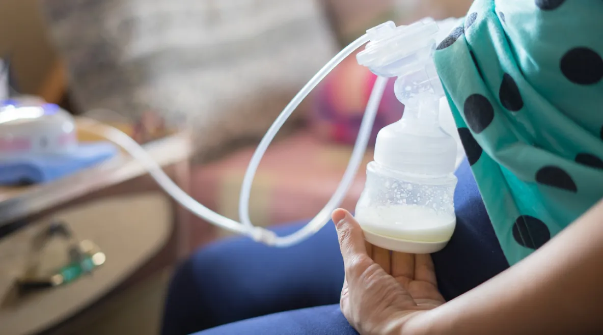 Nainen käyttämässä rintapumppua.