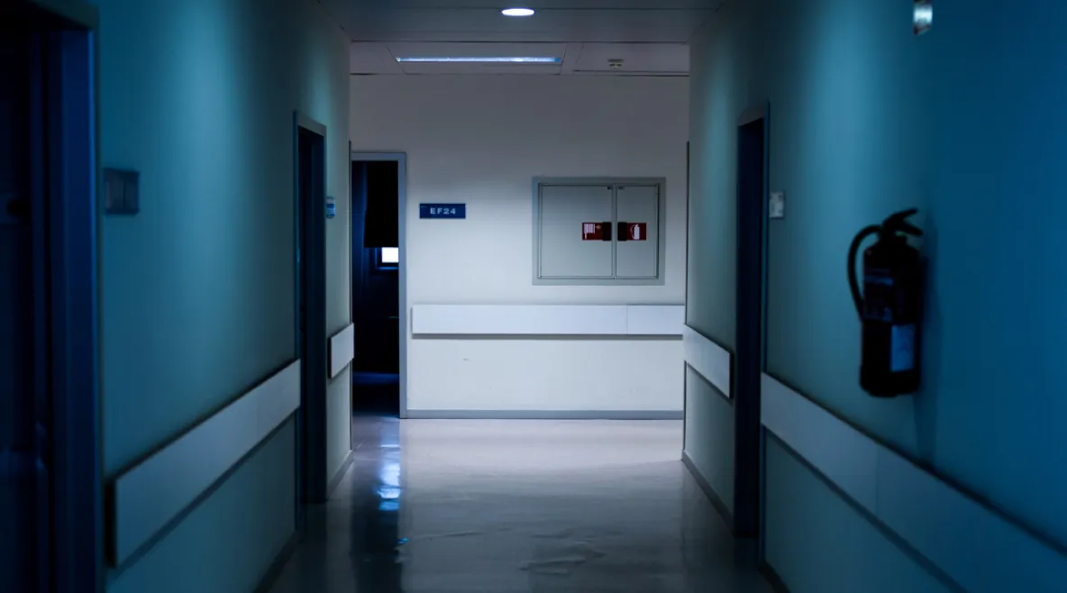 Sairaalan käytävä. Himmeä valo. Itä-Uudenmaan hyvinvointialue aloittaa uudet yt-neuvottelut.