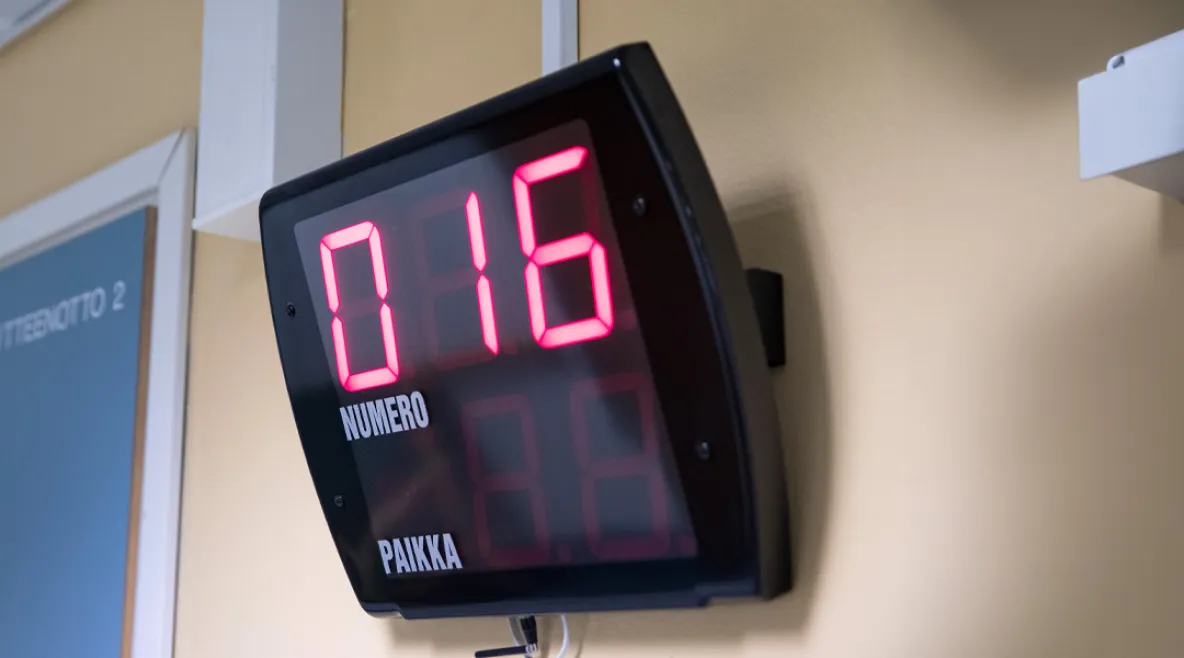 Kuva vuoronumerotaulusta, jossa odotusnumero 16.